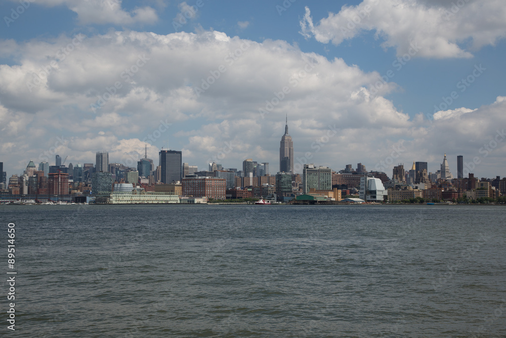 paesani e grattacieli della città di new york con statua della libertà