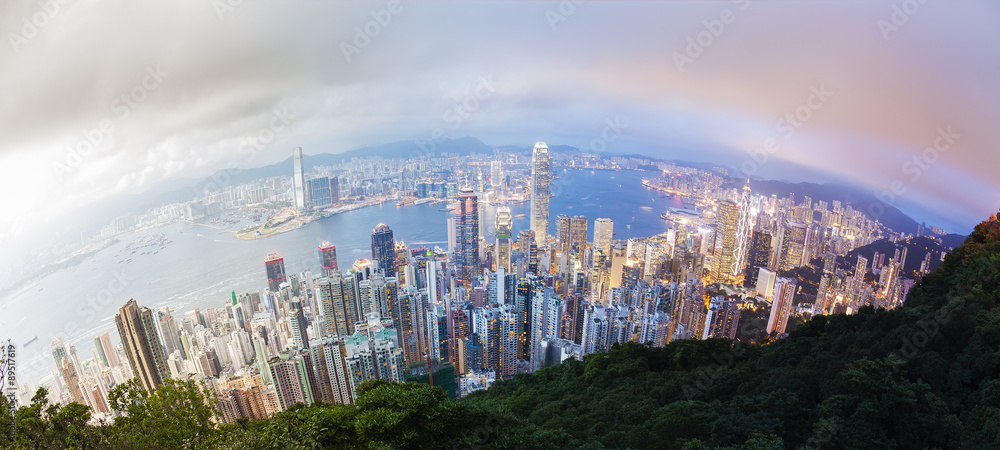 Obraz premium Panoramiczne przejście z Hongkongu z dnia na noc