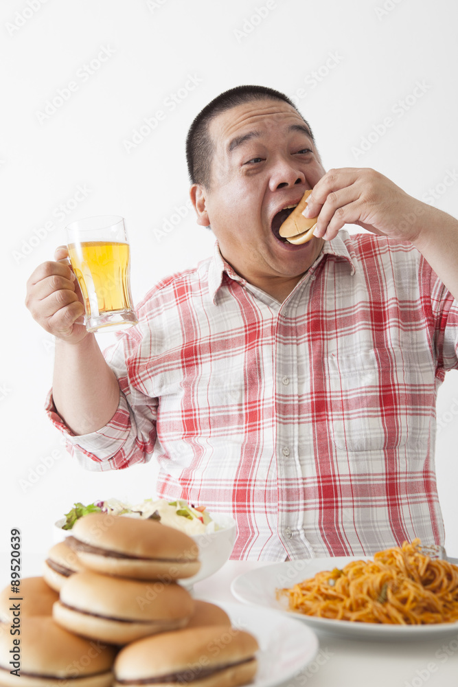 食事を摂る中年男性 食事を摂る中年男性