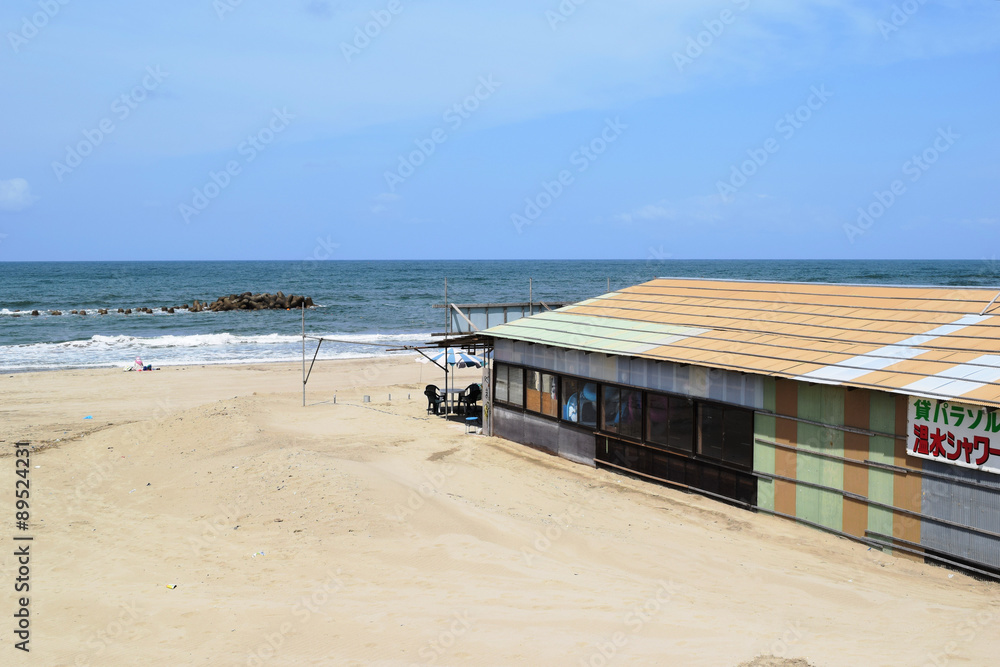 海の家（海水浴場で営業中）／山形県庄内浜の海水浴場で、営業中の「海の家」を撮影した写真です。海水浴シーズンが終わると解体される為、簡易的な海の家です。日本海側の“夏イメージ”の写真です。