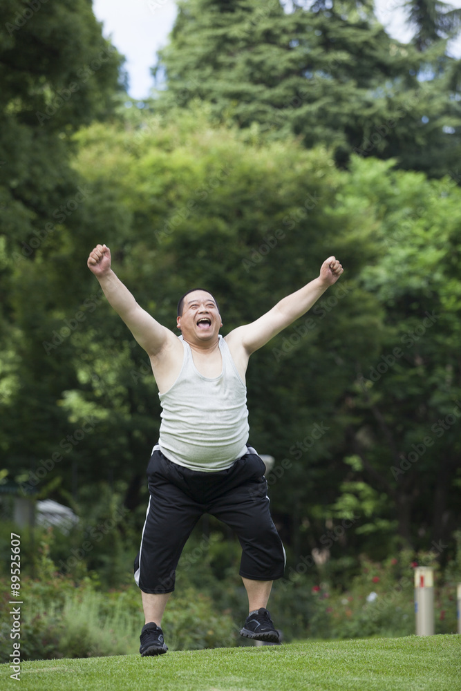 公園で運動する中年男性