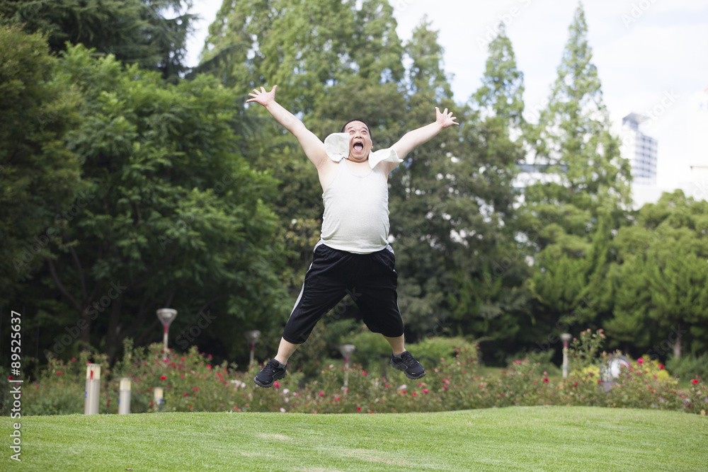 公園で運動する中年男性 公園で運動する中年男性