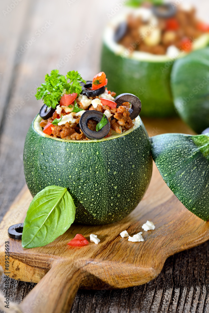 Kugel-Zucchini griechische Art mit Hackfleisch-Feta-Füllung Stock Photo ...