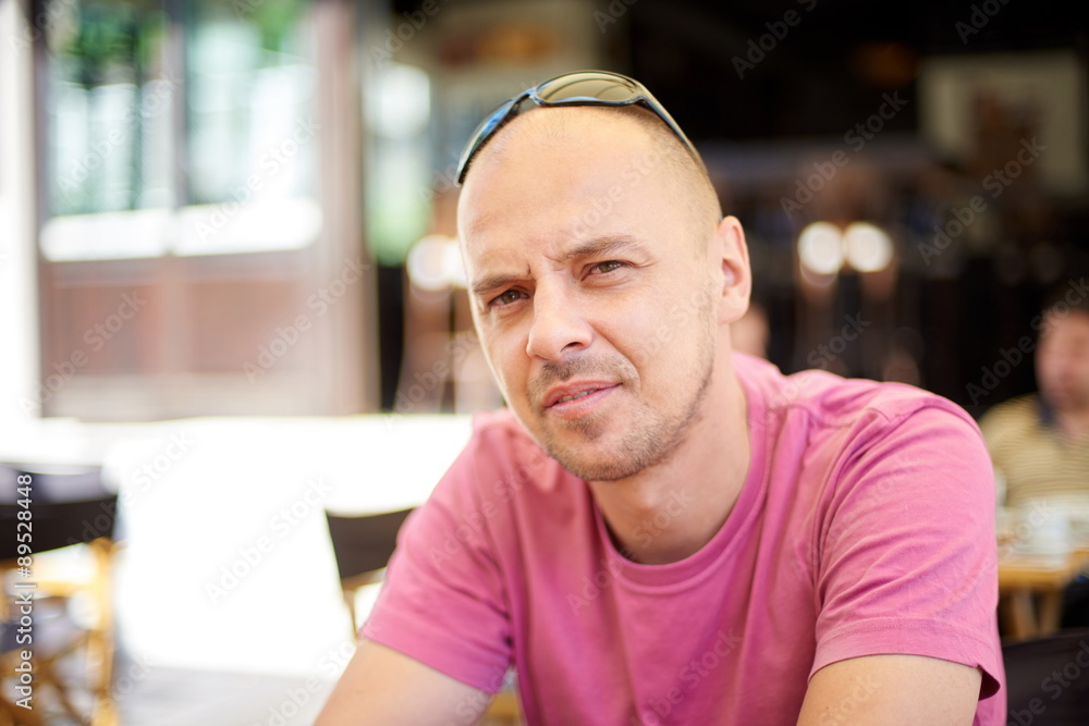 Naklejka premium portret młodego mężczyzny na kawę