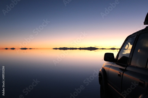 ウユニ塩湖の鏡張りと夕陽