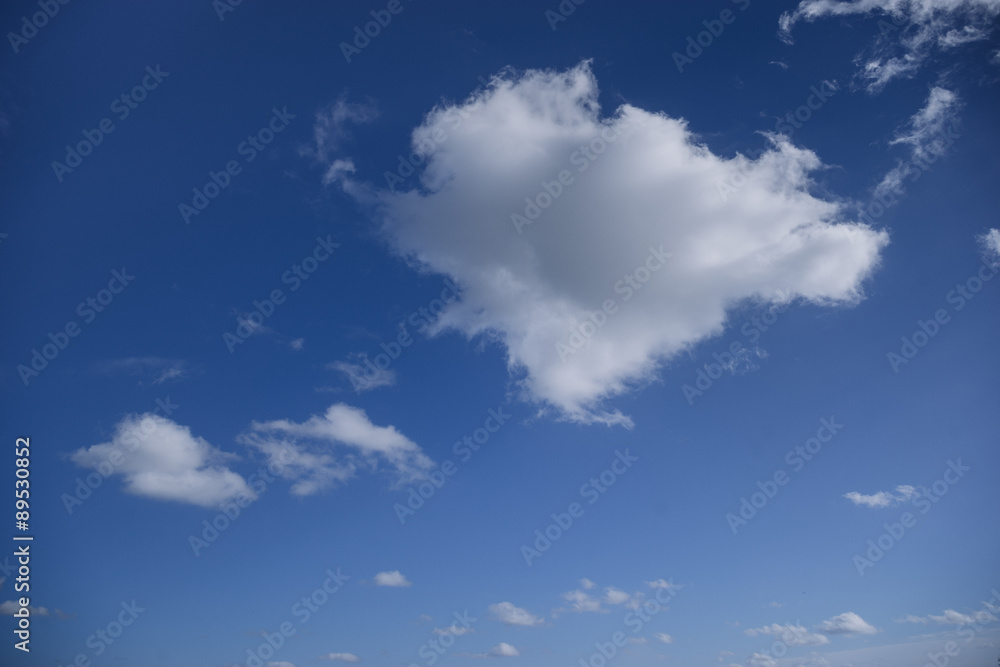 Fototapeta premium White clouds against a blue sky