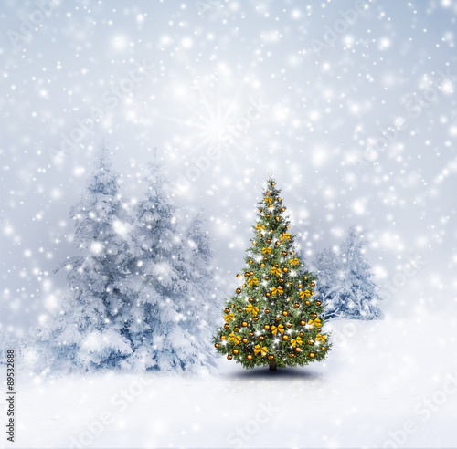Golden Geschmückter Christbaum im Winterwald