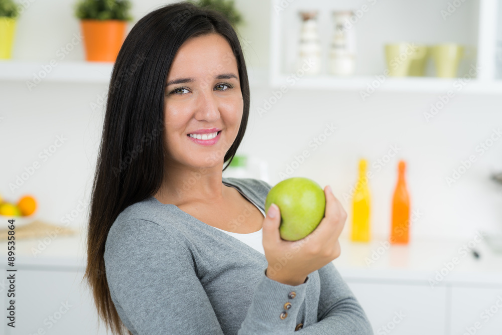 frau hält einen apfel in der hand frau hält einen apfel in der hand