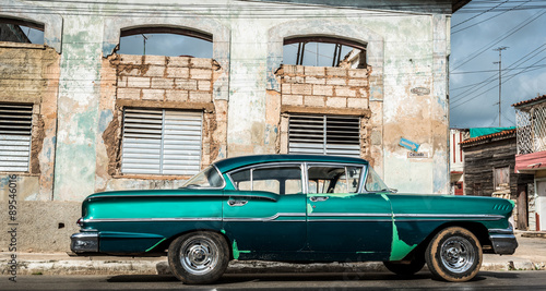 Auf der Strasse parkender grüner Oldtimer vor einem Gebäude in Varadero Cuba © mabofoto@icloud.com