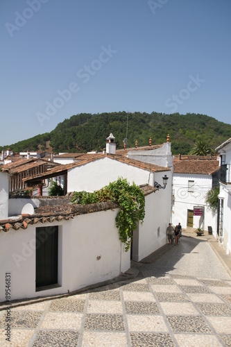Calles estilo rural del municipio de Almonaster la Real en Huelva, Andalucía