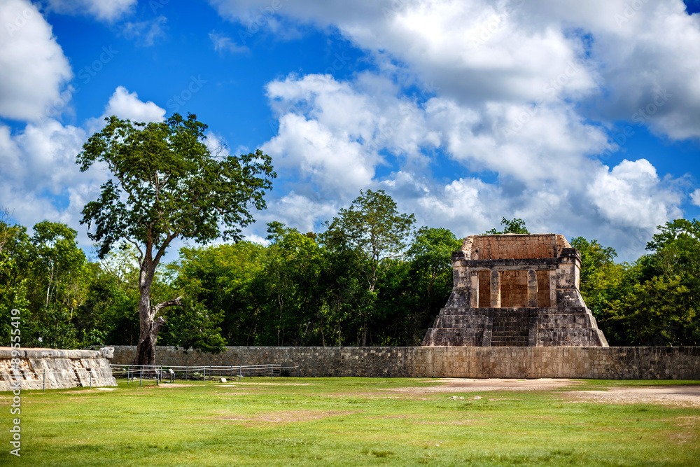 Fototapeta premium Chichen Itza Playground