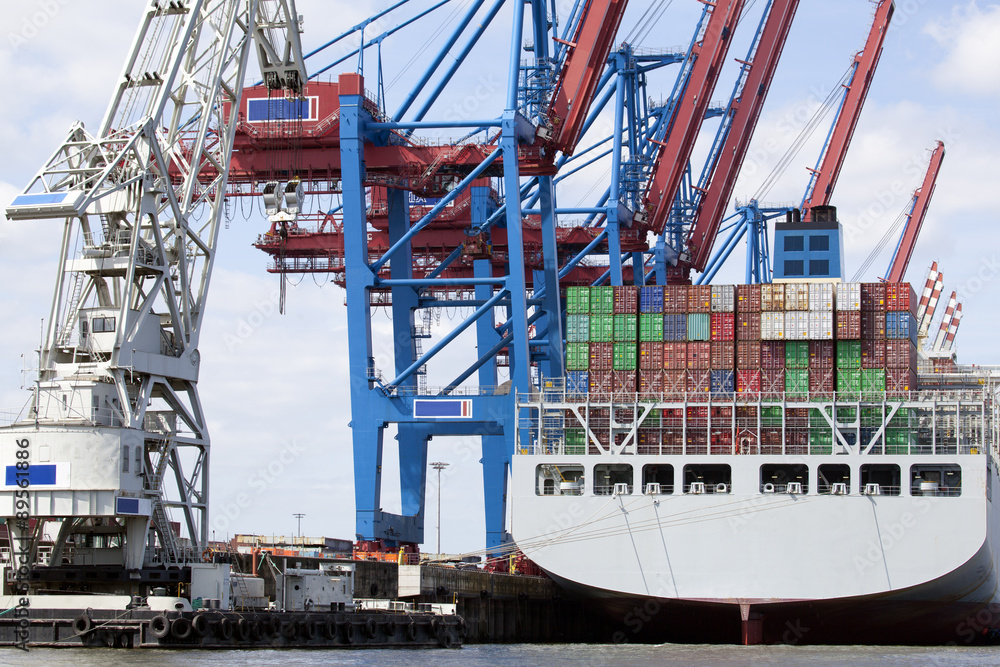 Containerschiff an einem Containerterminal  in Hamburg