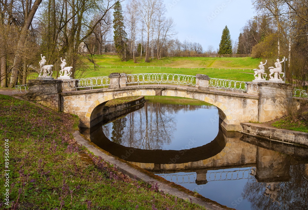 Fototapeta premium Bridge with sculptures of centaurs in Pavlovsk park
