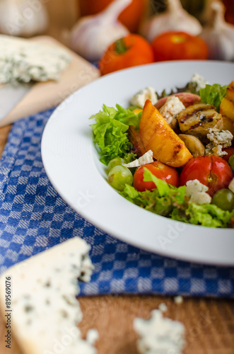 Grilled fruit with blue cheese and salad