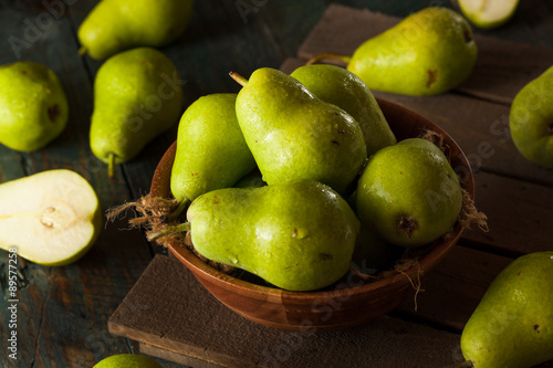 Green Organic Bartlett Pears