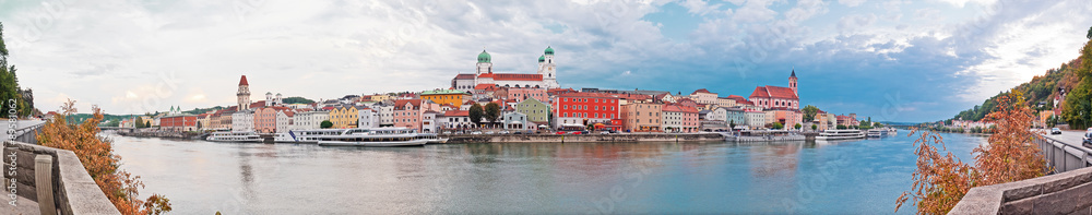 Panorama der Dreiflüssestadt Passau vor dramatischer Wolkenstimmung