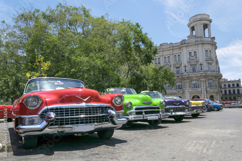 Vintage multi-coloured taxis in Cuba © Roberto Lusso