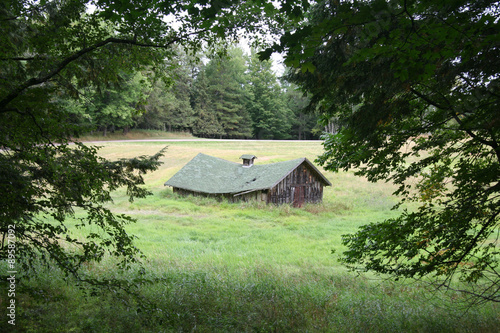 Fényképezés Abandoned Hay Barn Framed by Trees