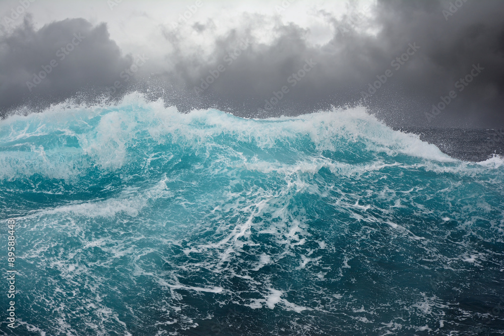 Fototapeta premium fala morska w Oceanie Atlantyckim podczas burzy