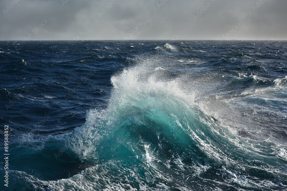 Naklejka premium fala morska na Oceanie Atlantyckim podczas sztormu