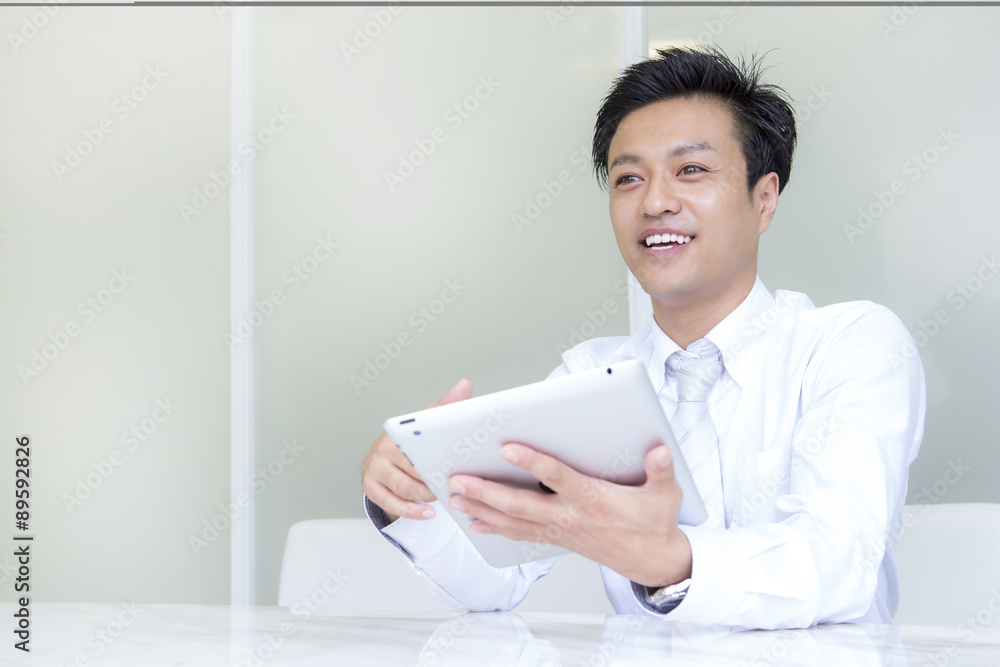 タブレットを持つ男性