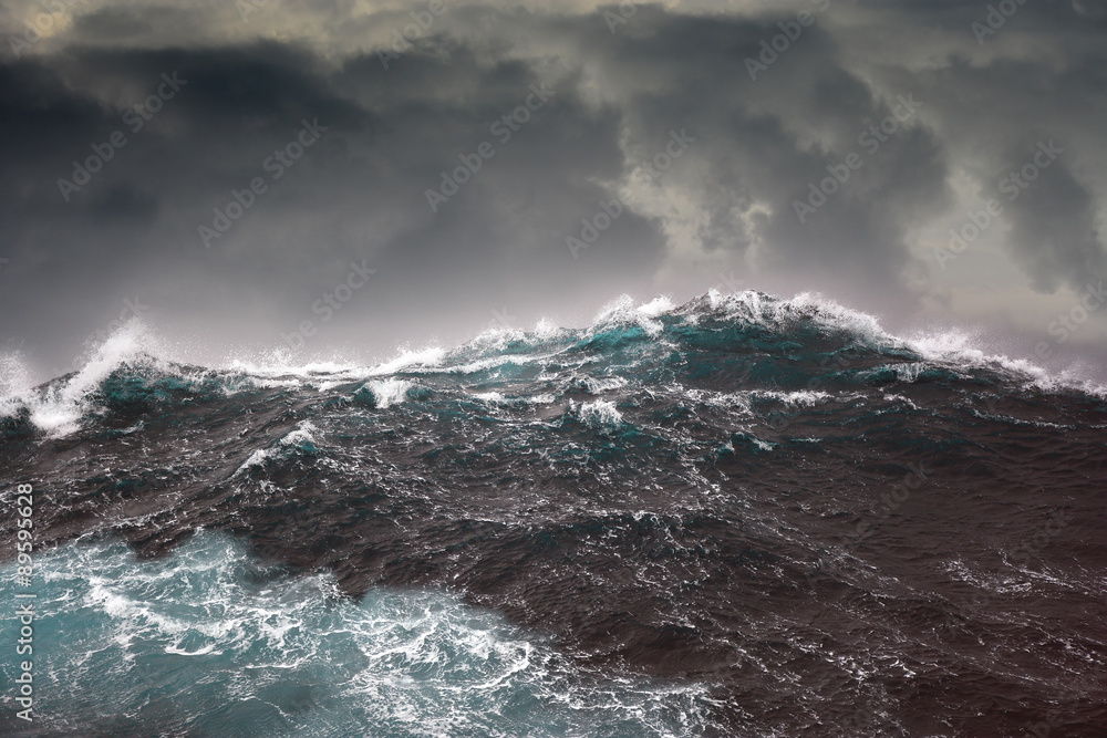 Naklejka premium fala oceaniczna podczas sztormu na oceanie atlantyckim