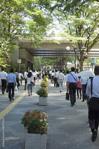 通勤 日本最大級の新宿ビジネス街を歩く人々