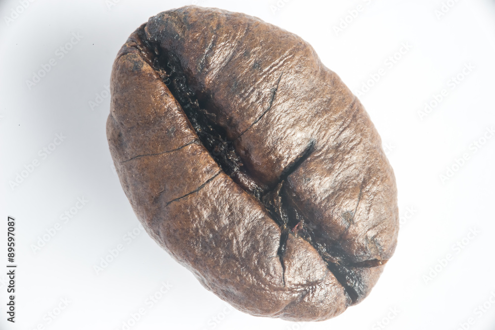 Naklejka premium Fresh coffee beans isolated on white background