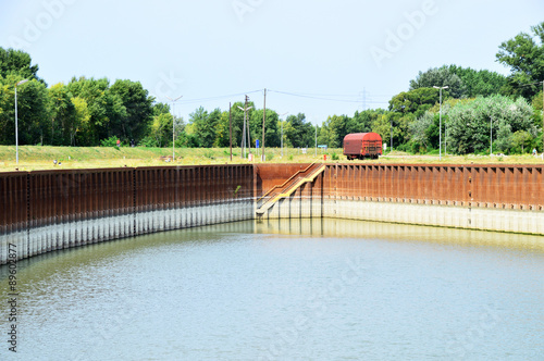 Hafenbecken mit Spundwand