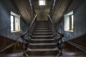 Wandcirkels Oude verlaten gebouwen Houten trap in verlaten huis  © pixs4u