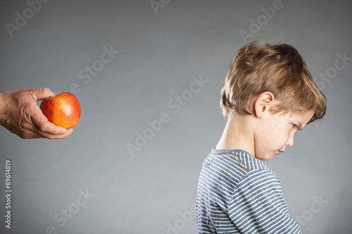 Fotografía Portrait, Junge, grauer Hintergrund, Hand mit Apfel, gesunde Ern