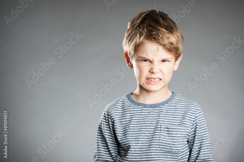 Portrait, Junge, grauer Hintergrund, Emotion, verärgert, Wut, w