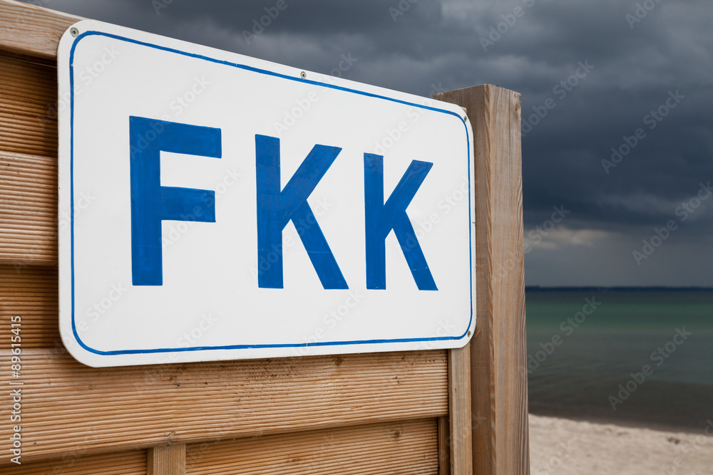 Deutschland, Schleswig-Holstein, Ostsee, Schild FKK Deutschland, Schleswig-Holstein, Ostsee, Schild FKK