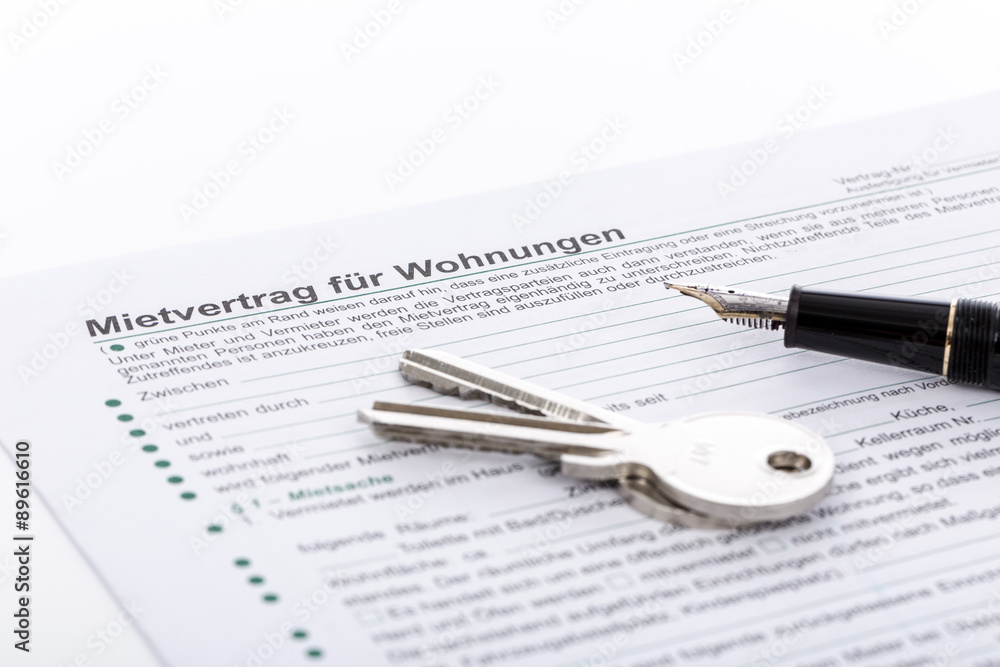 Mietvertrag, Wohnungsschlüssel und Federhalter zum Unterschreiben
Mietvertrag, Wohnungsschlüssel und Federhalter zum Unterschreiben