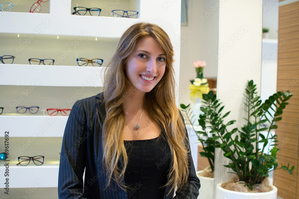 Giovane titolare in un negozio di ottica Giovane titolare in un negozio di ottica