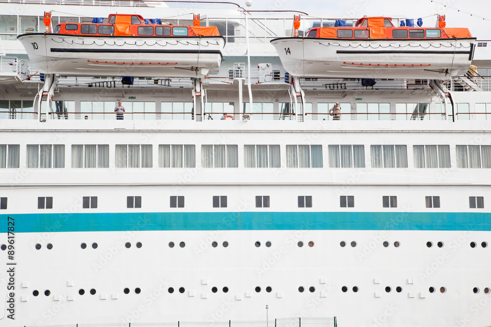 Obraz premium Фрагмент борта круизного корабля крупно.