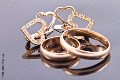 gold wedding rings and earrings