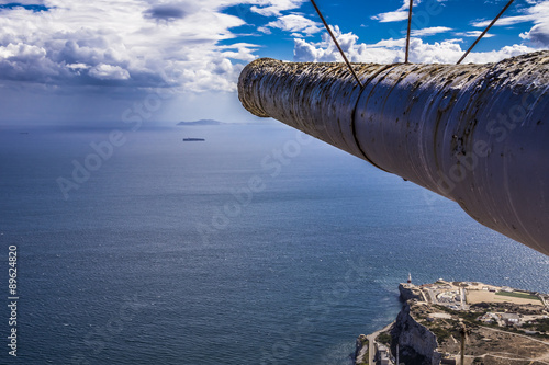 Kanonenrohr richtet sich auf die Straße von Gibraltar