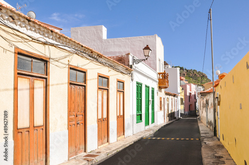 Straße mit landestypischen Häusern in San Sebastian, La Gomera, Kanaren © kama71