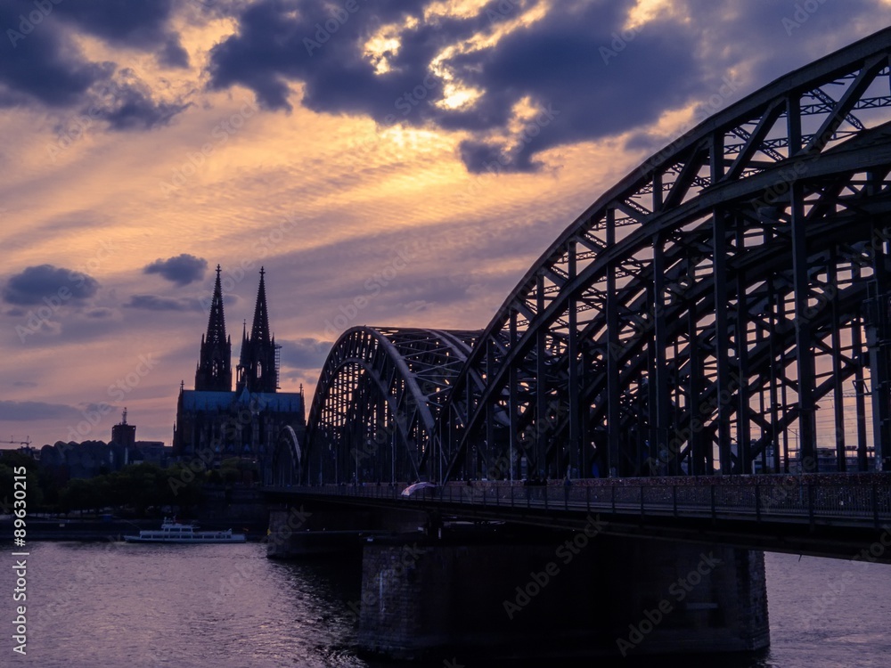 Obraz premium Cologne Cathedral and Hohenzollern Bridge at twilight. Cologne, Germany
