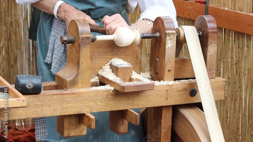 uomo che lavora al tornio