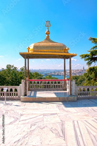The gilded İftar Pavilion, also known as İftar Kiosk or İftar bower offers a view on the Golden Horn is a magnet for tourists today for photo opportunities.