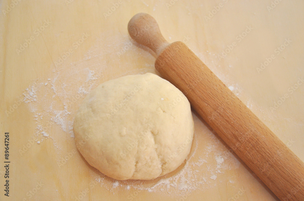 Impasto per dolci con mattarello Impasto per dolci con mattarello