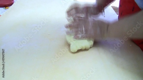 Amalgamare la farina per gli gnocci di patate photo