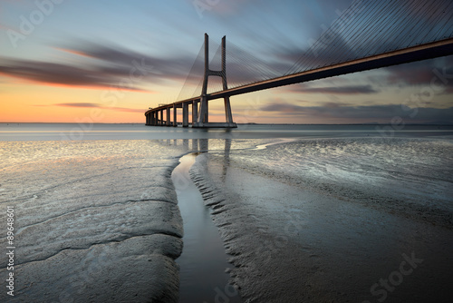 Nascer do dia em Lisboa junto à Ponte Vasco da gama © aroxopt