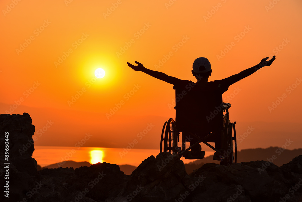 Obraz premium sıradışı engelli & tekerlekli sandalyede gündoğumu keyfi