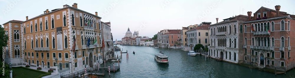 Navegando el gran canal de Venecia