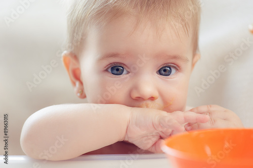 Bebé hermoso comiendo puré