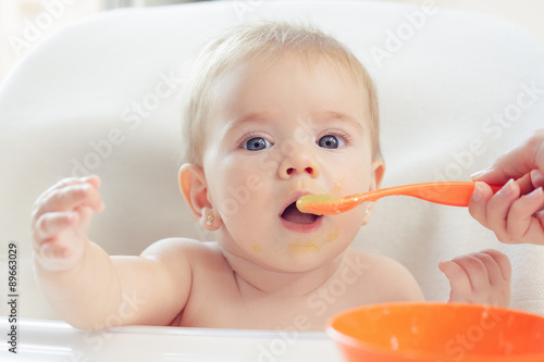 Bebé hermoso comiendo puré
