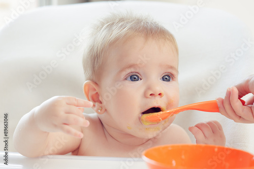 Bebé hermoso comiendo puré